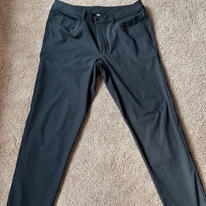Lululemon ABC pant
Classic Fit